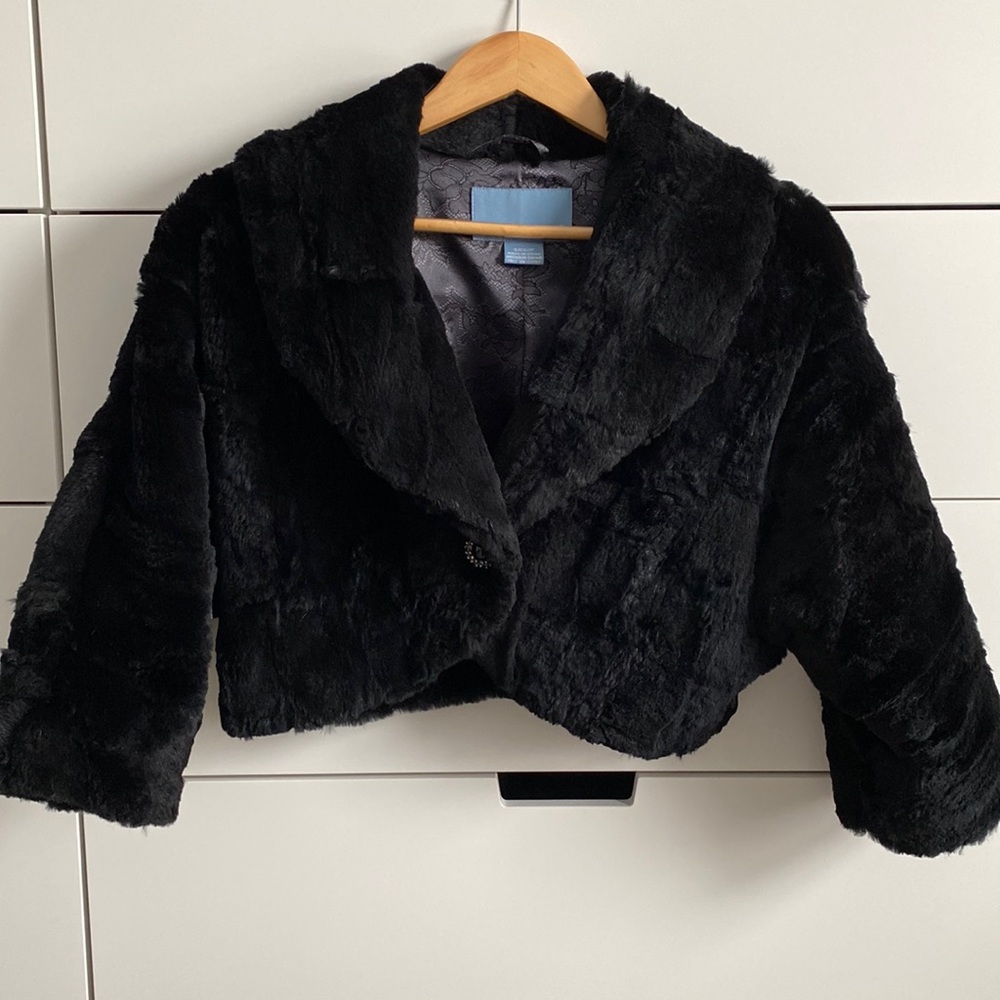 Black-fur shrug with broach detail